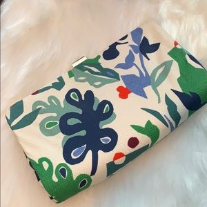 🆕 Nine West Clutch 🌸 White w Flower Pattern